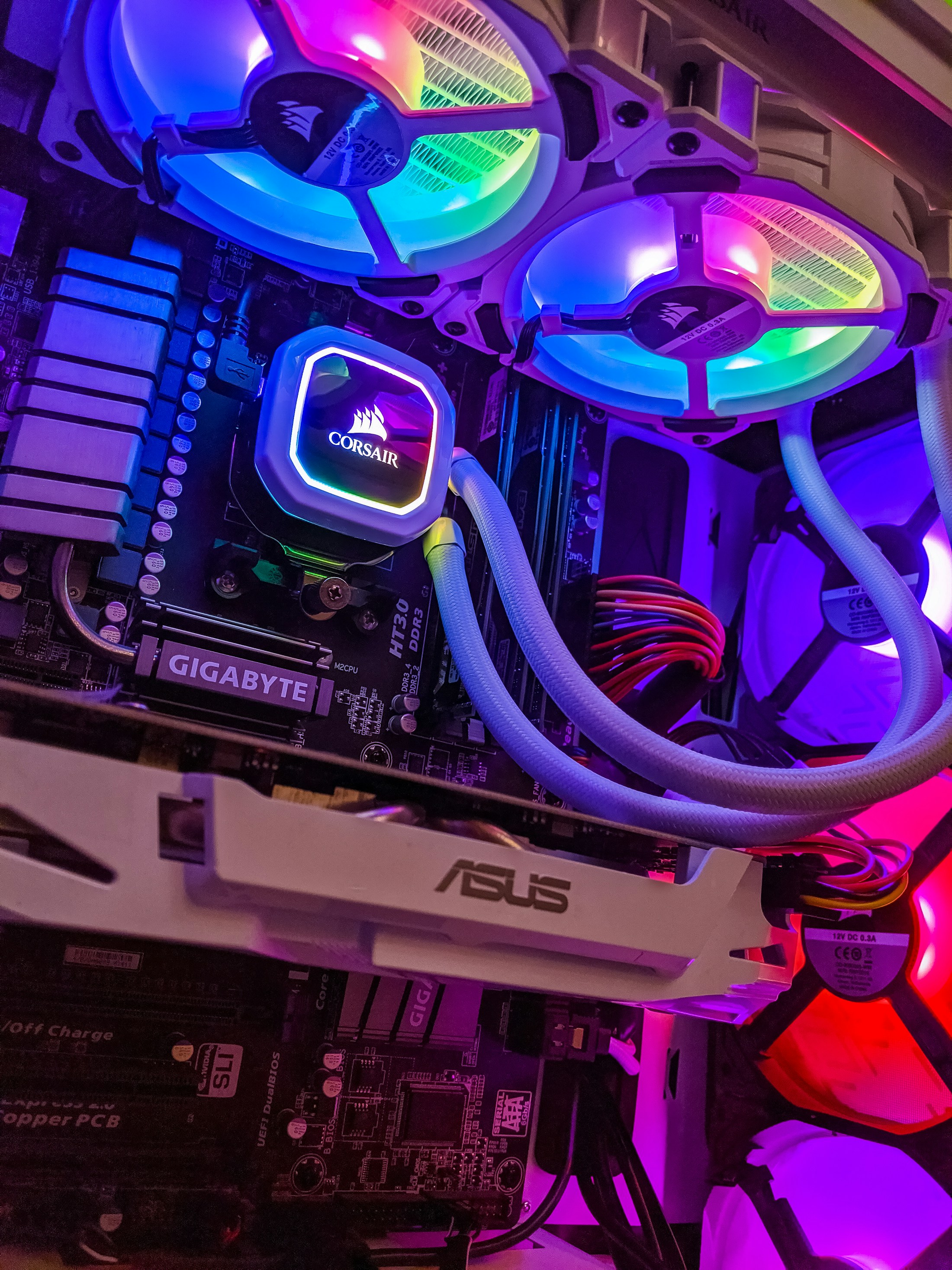 Interior de una computadora con ventiladores RGB y componentes