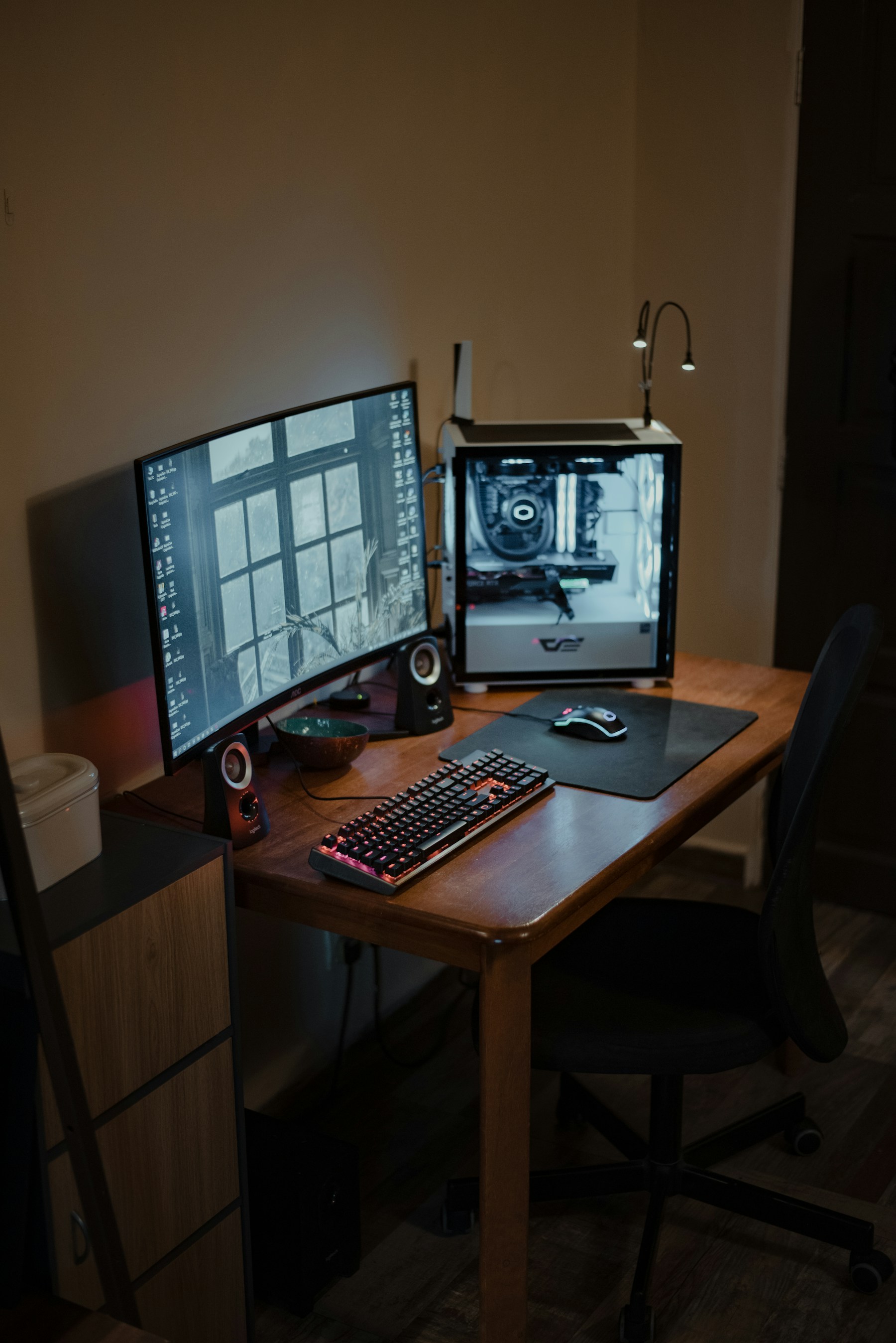 Computadora de escritorio montada en un espacio de trabajo
